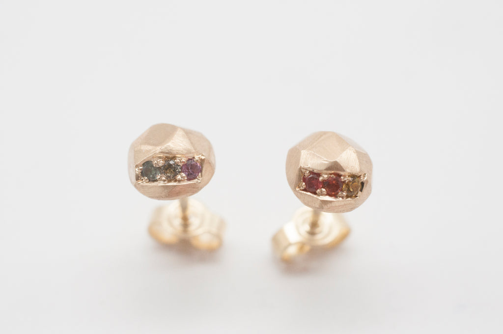 Ohrstecker geometric rock mit Regenbogensaphiren image 0