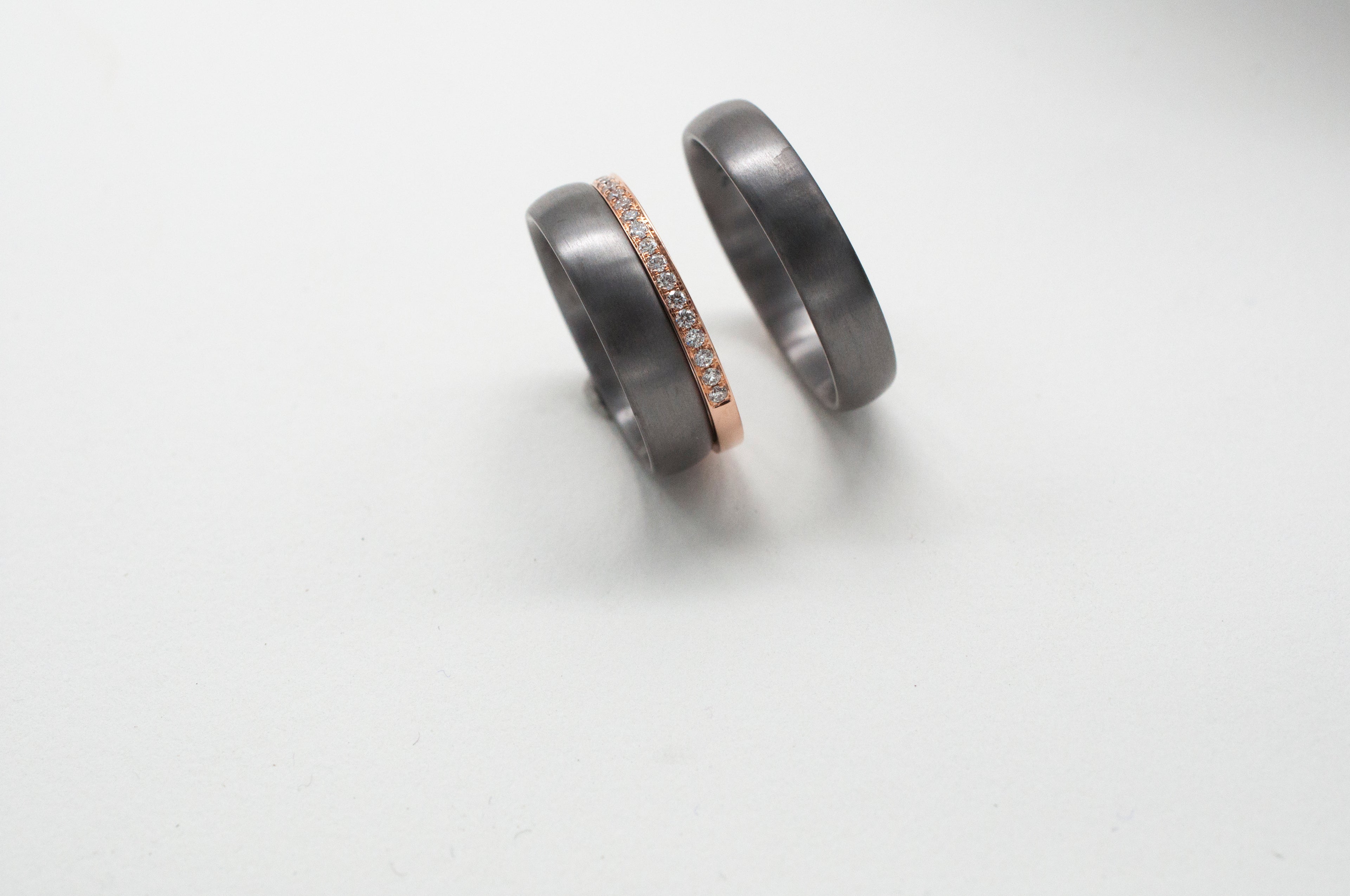 Tantal Eheringe mit einer Kombination mit einem Memmoryringoryring image 1