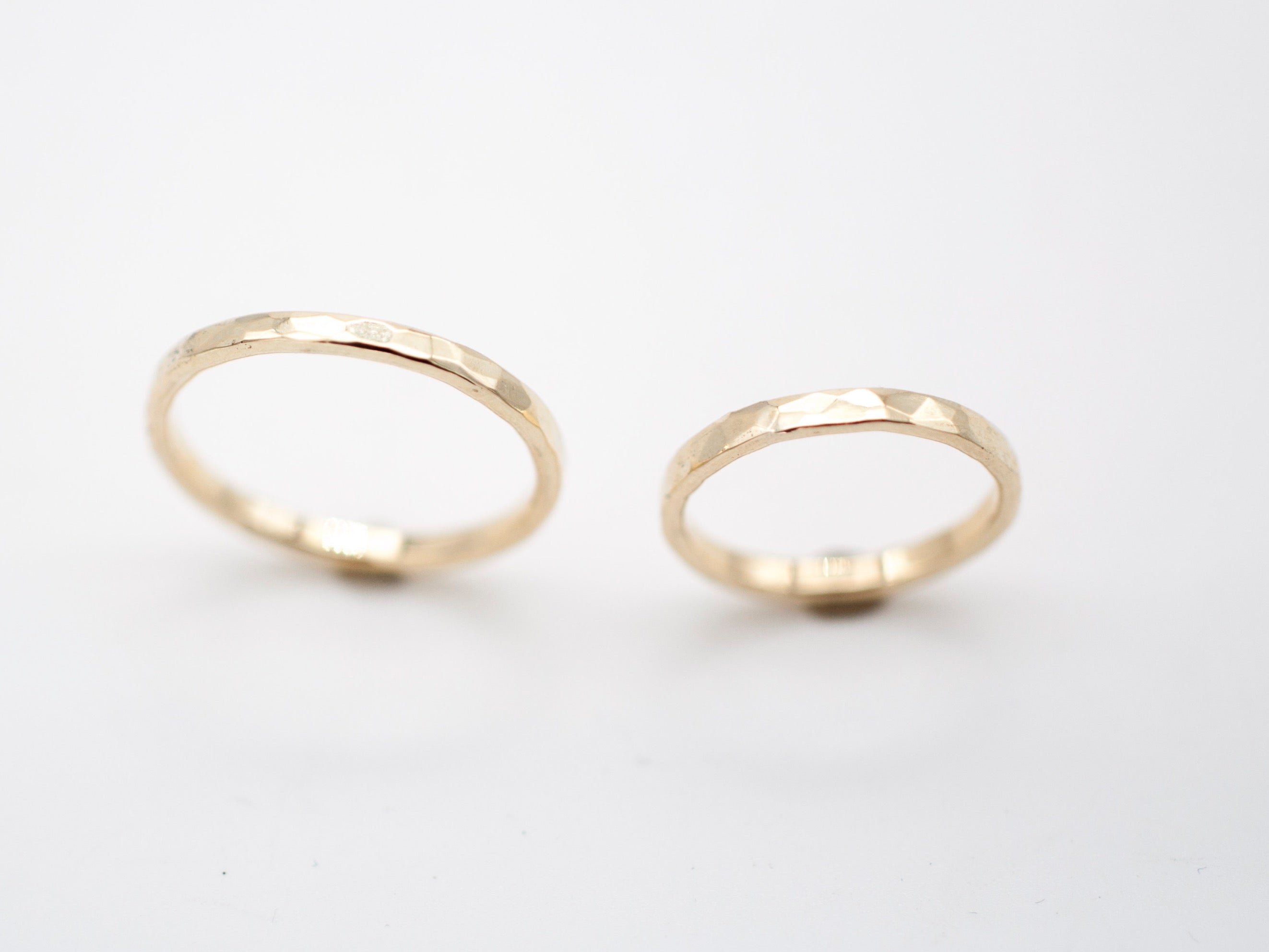 Eheringe - Gehämmert dünn aus recyceltem Gold image 2