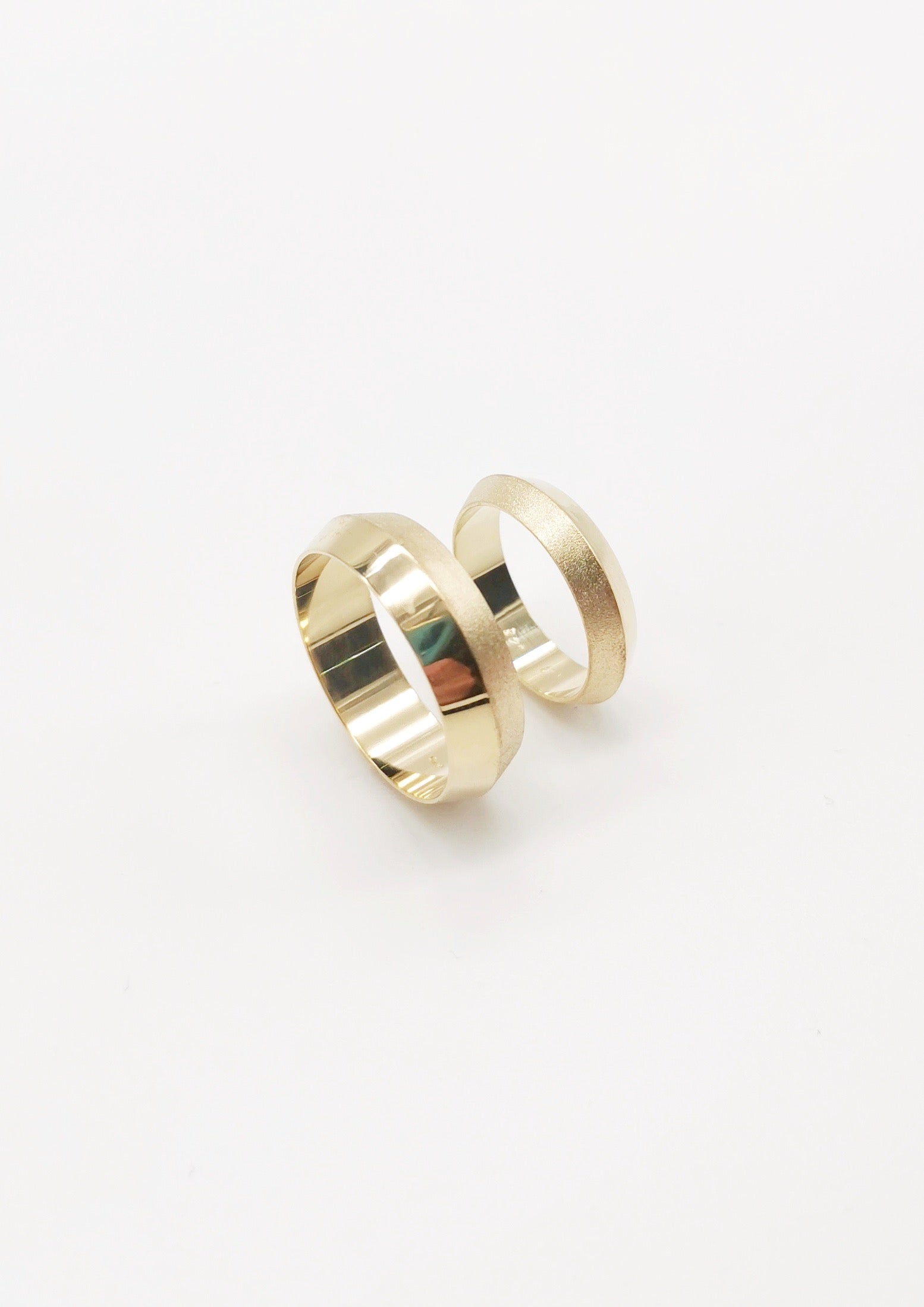 Eheringe - Tag und Nacht aus recyceltem Gold image 1