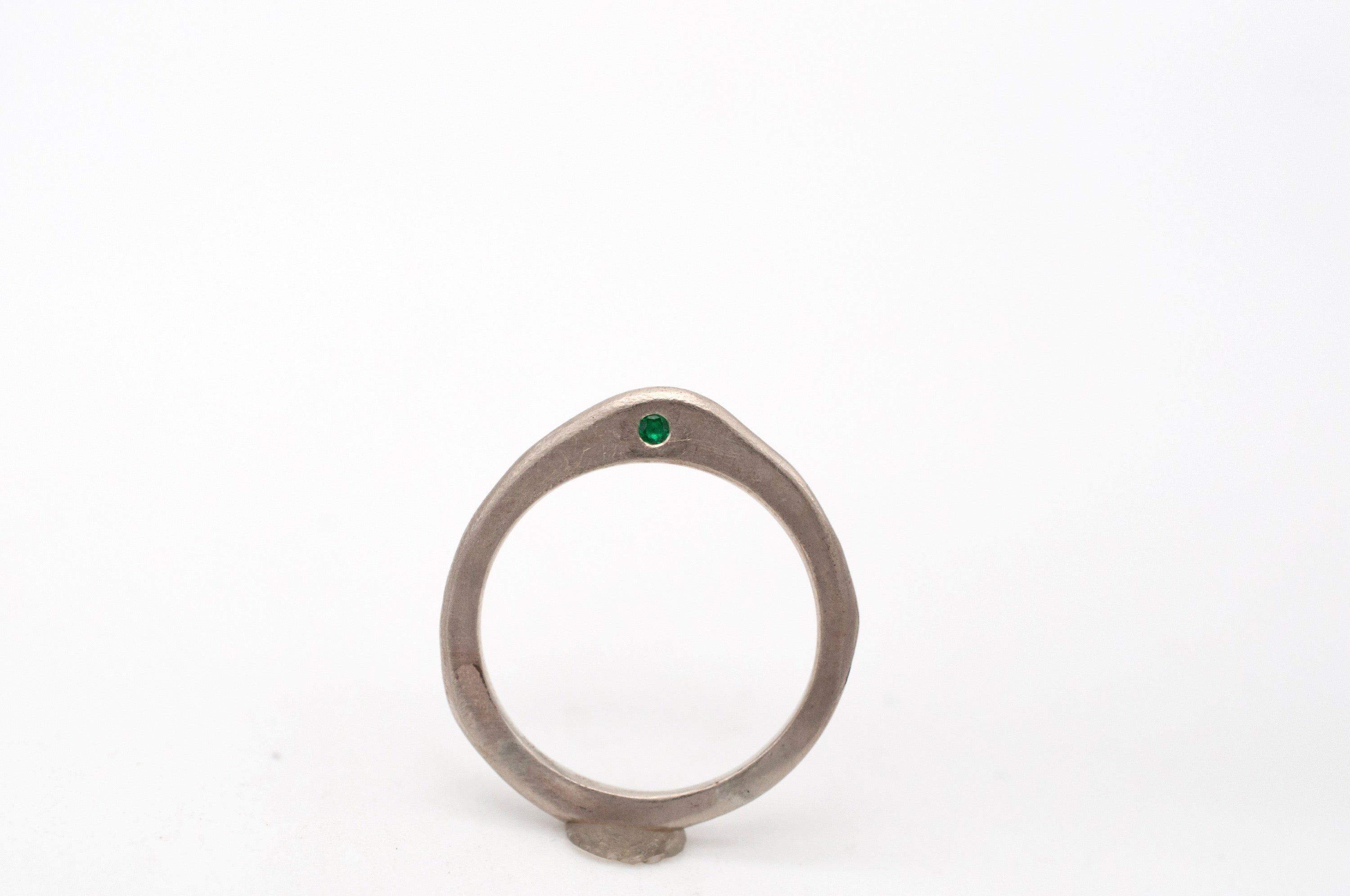 Ring Pebbles mit Smaragd image 0