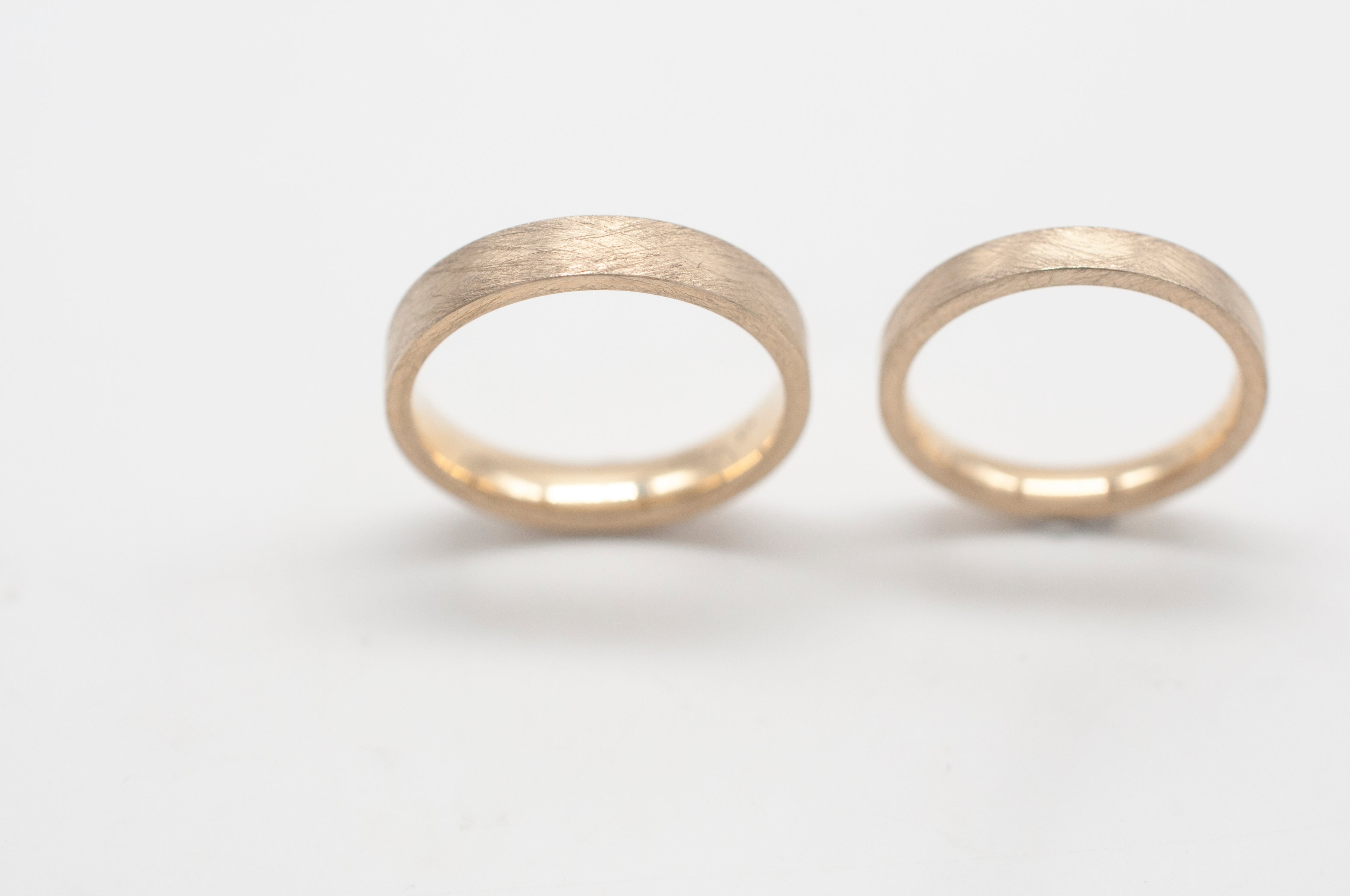 Eheringe - Eismatt flach aus recyceltem Gold image 4