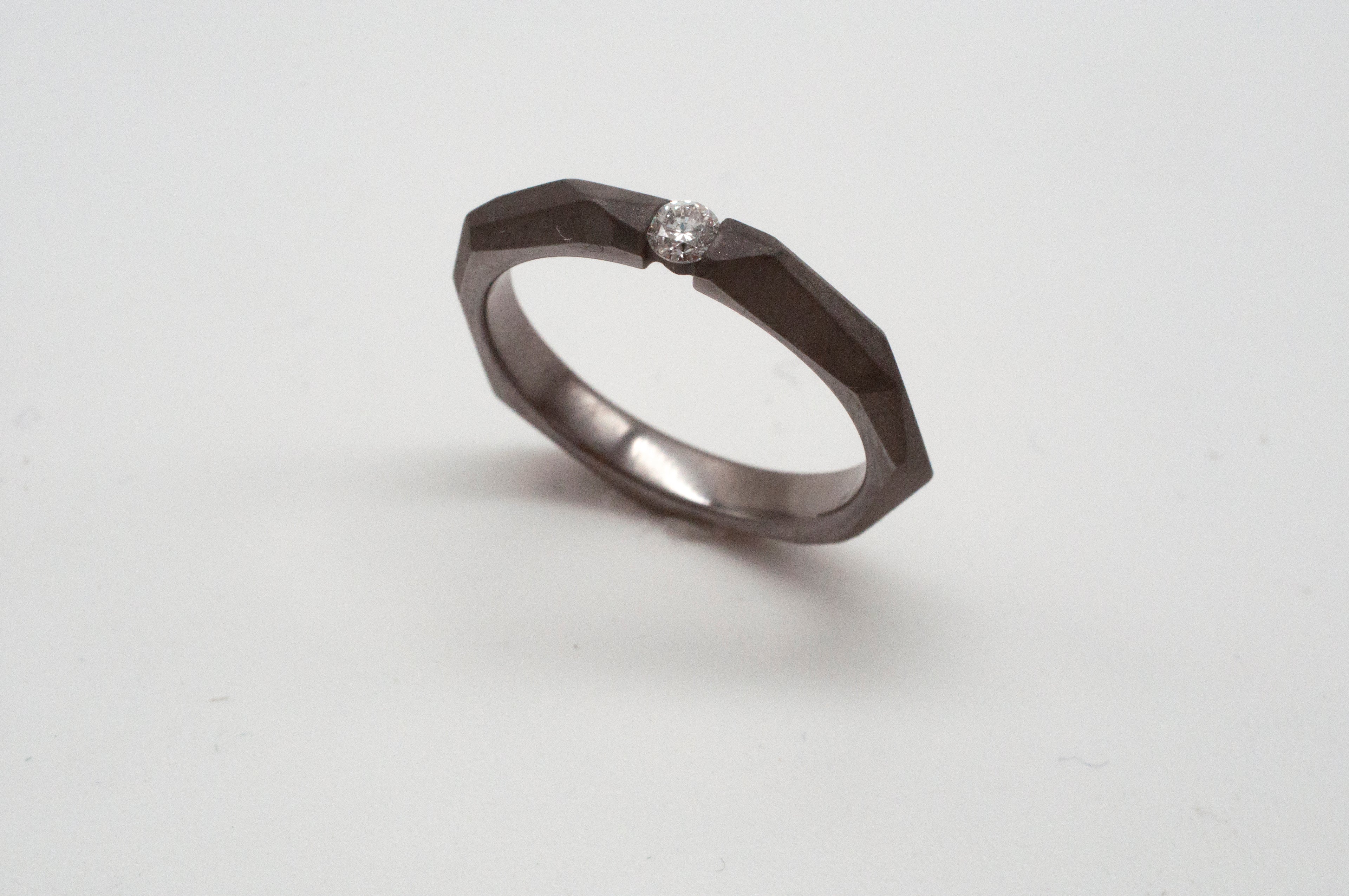 Ring Geometric Rock aus Tantal mit Diamant image 0