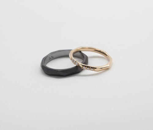 Eheringe Geometric Rock aus recyceltem Gold und Tantal image 0