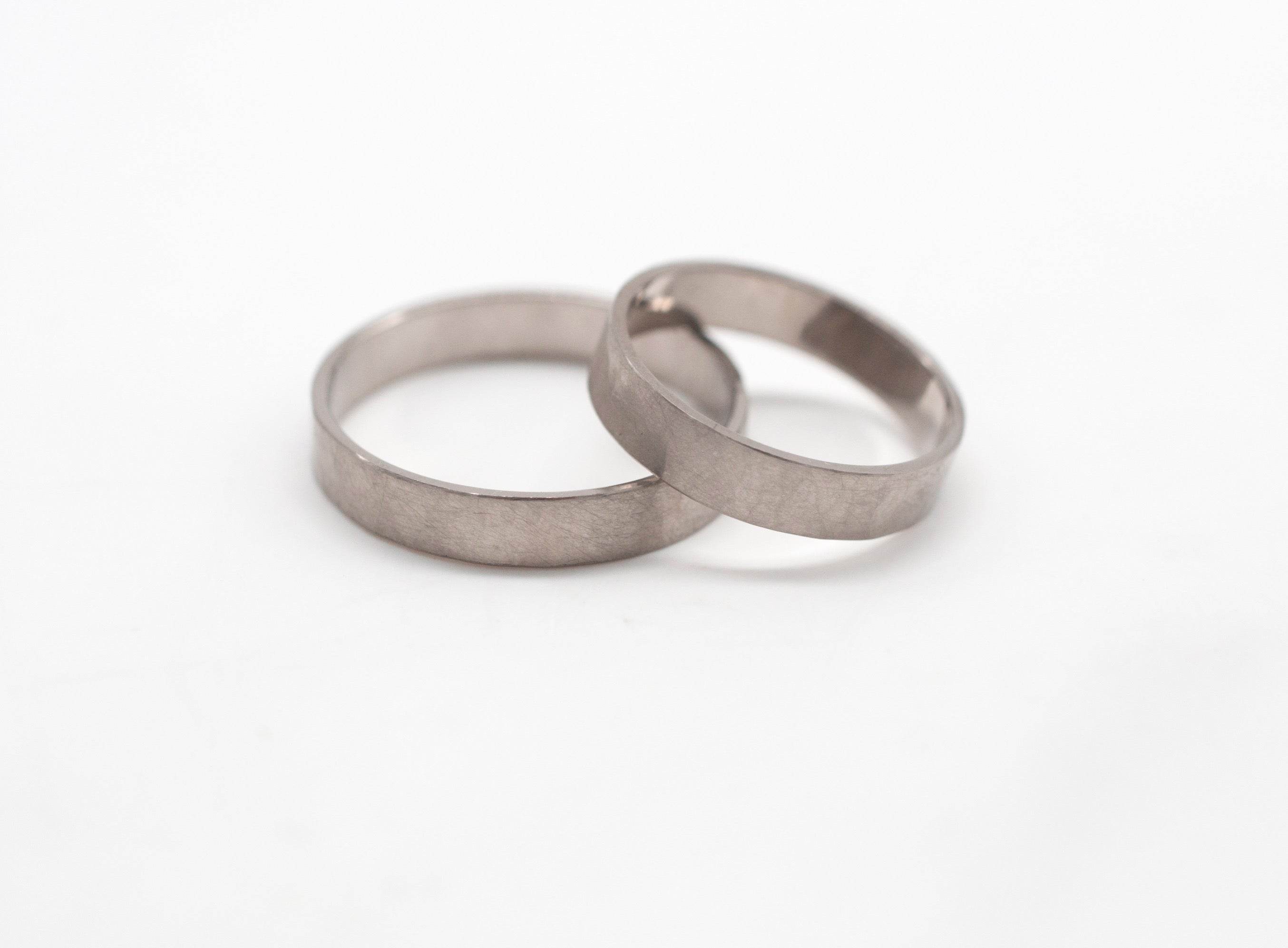 Eheringe - Gehämmert Flach aus recyceltem Gold image 0