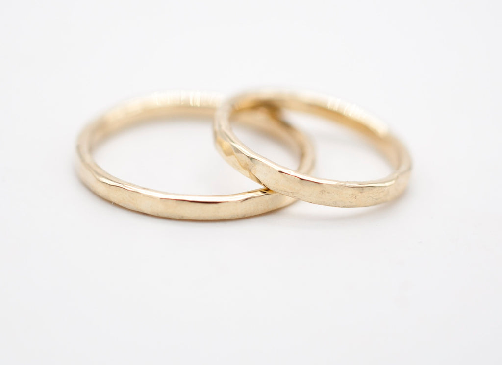 Eheringe - Gehämmert dünn aus recyceltem Gold image 1