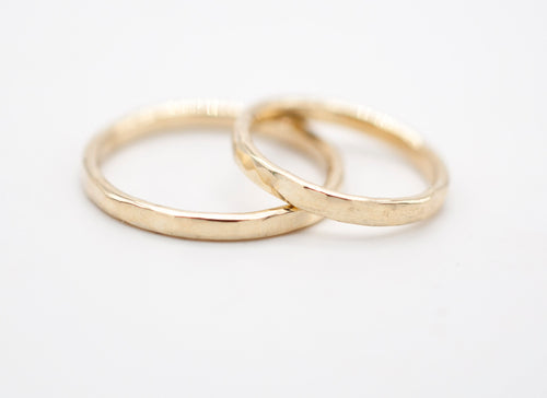 Eheringe - Gehämmert dünn aus recyceltem Gold image 1