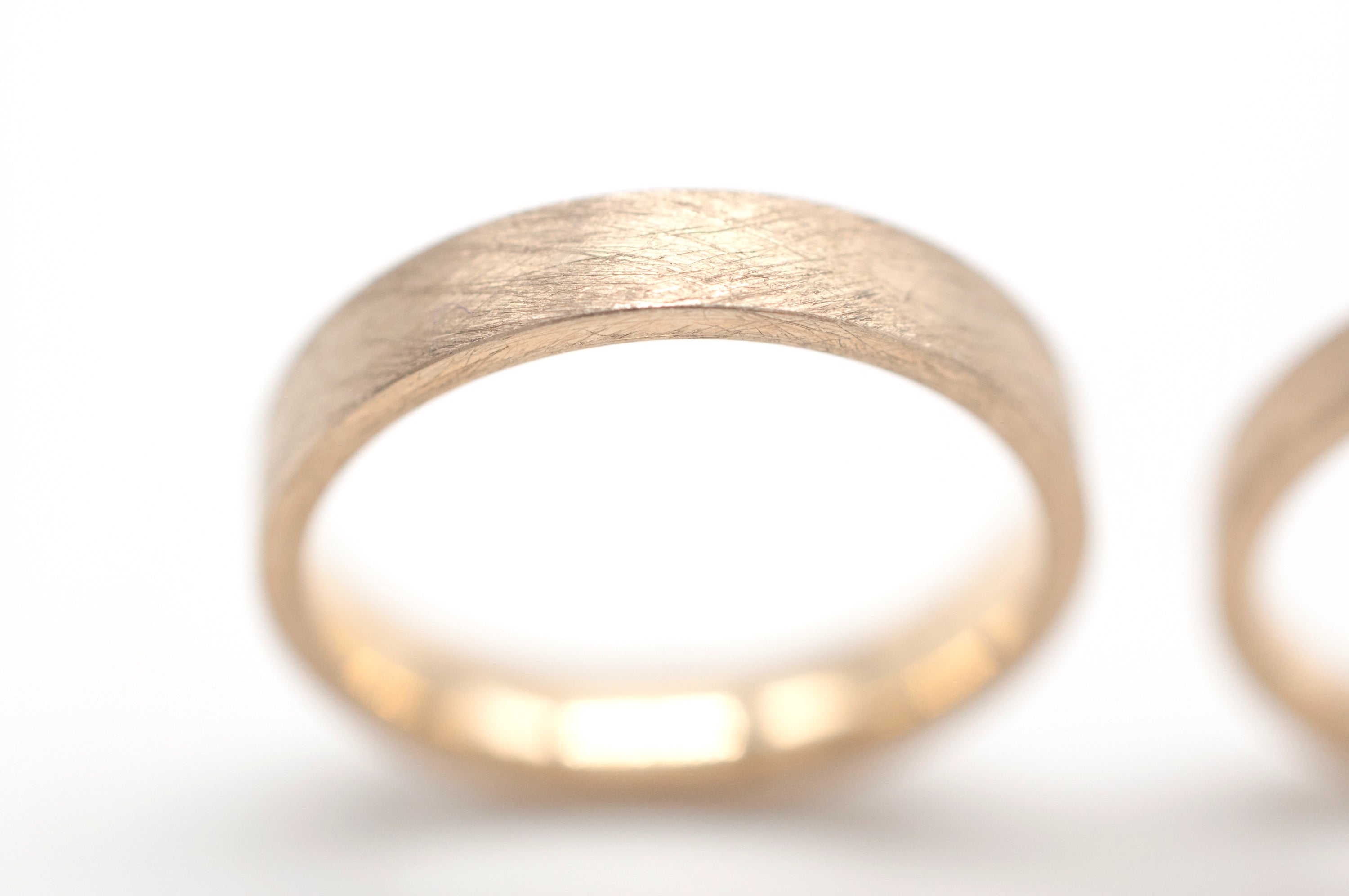 Eheringe - Eismatt flach aus recyceltem Gold image 1