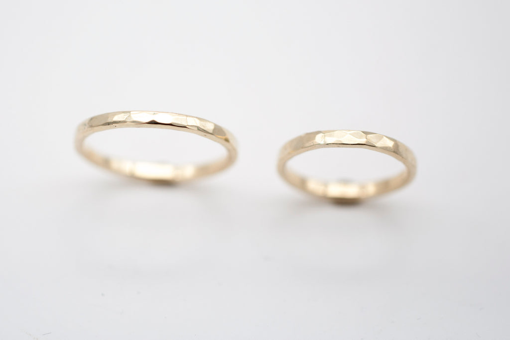 Eheringe - Gehämmert dünn aus recyceltem Gold image 3