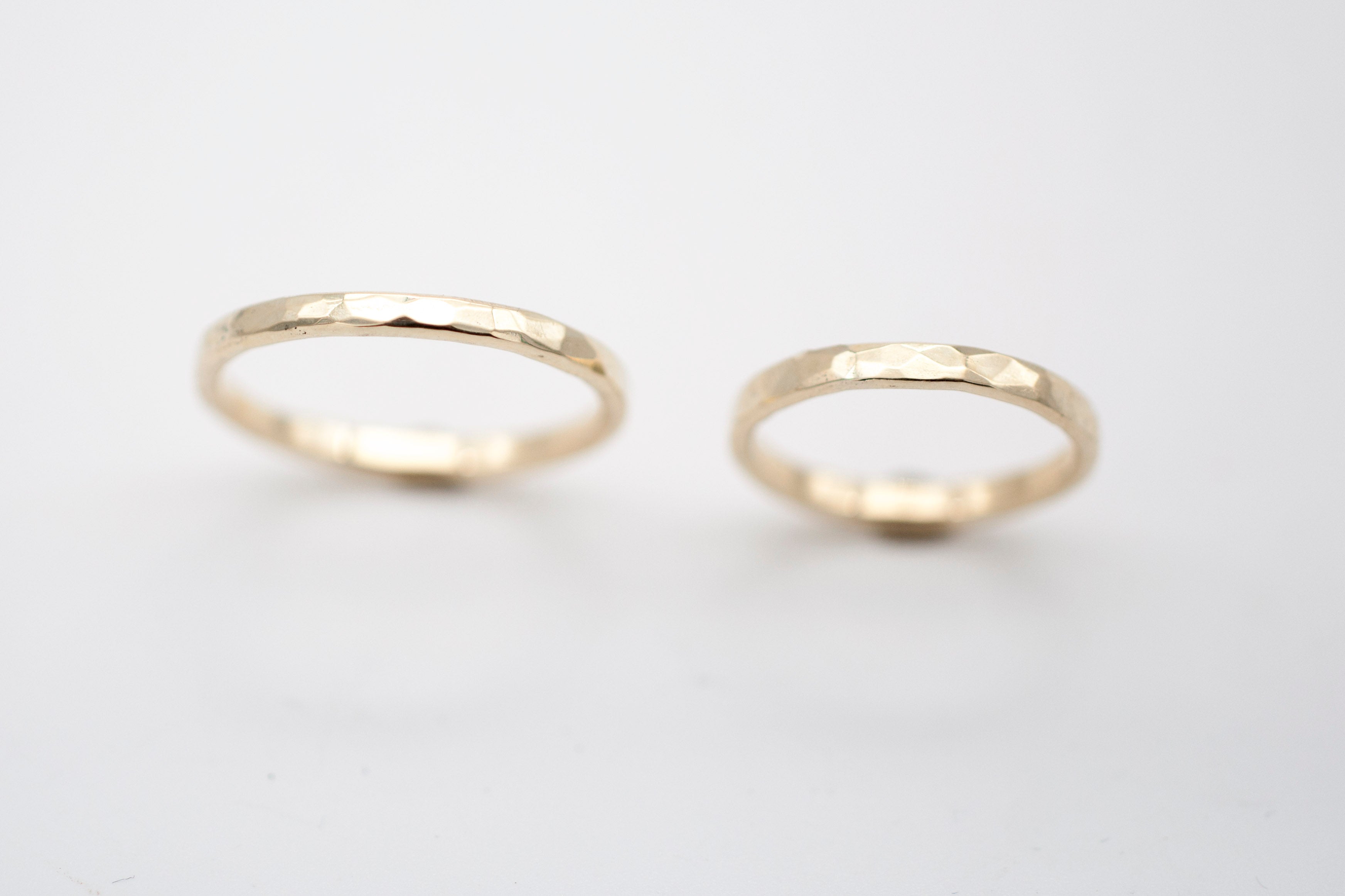 Eheringe - Gehämmert dünn aus recyceltem Gold image 3