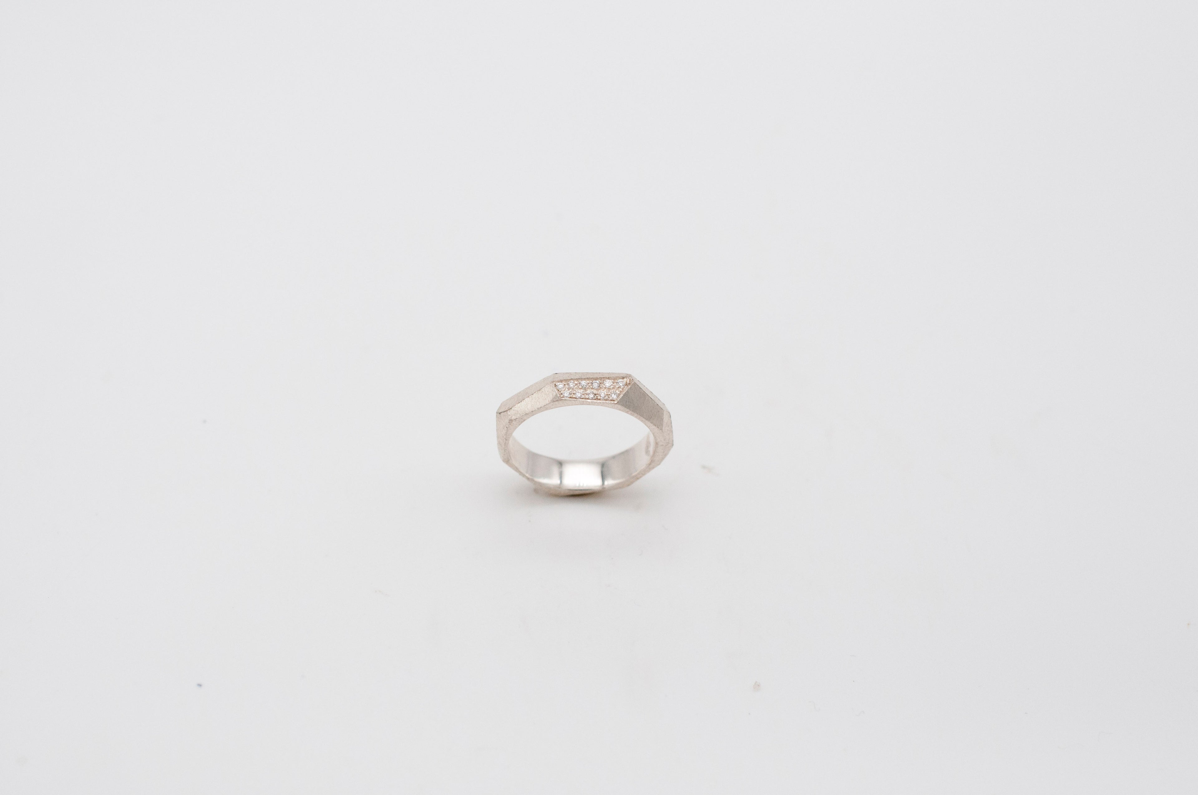 Ring Geometric Rock mit Diamanten