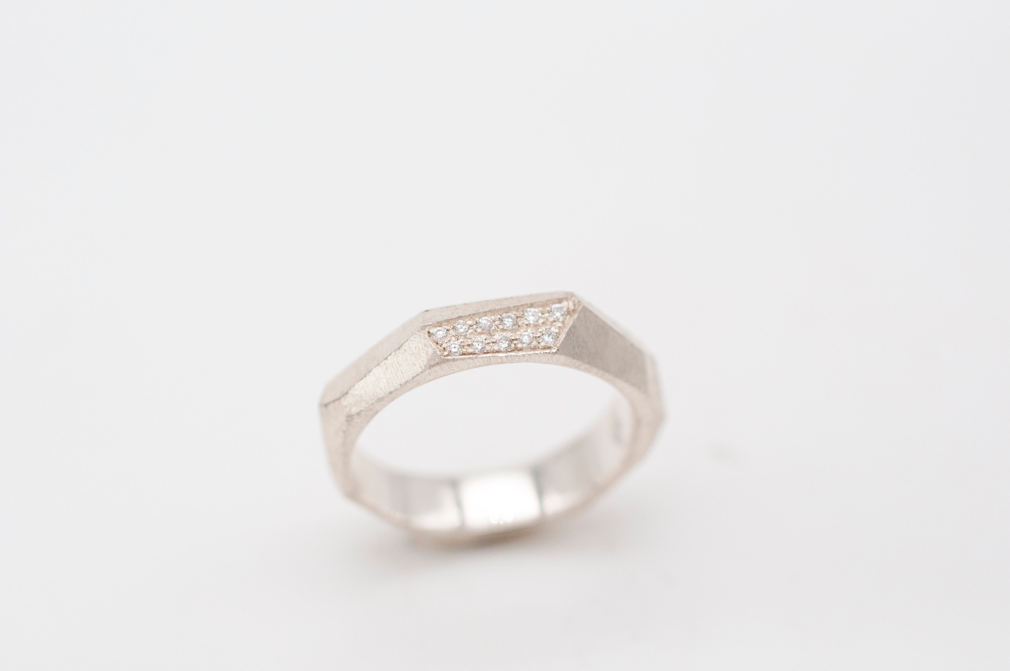 Ring Geometric Rock mit Diamanten