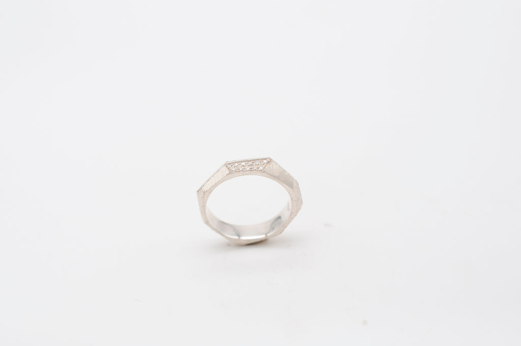 Ring Geometric Rock mit Diamanten