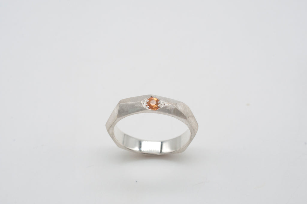Ring Geometric Rock mit Saphir