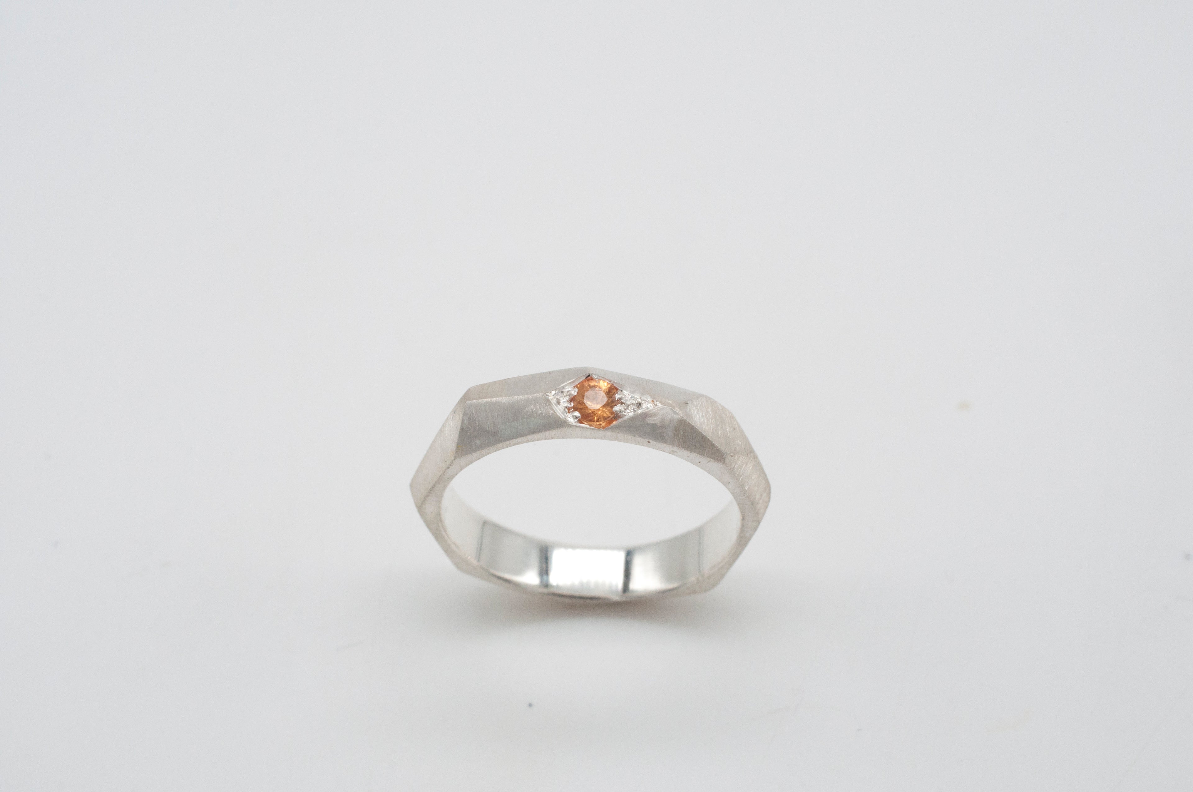 Ring Geometric Rock mit Saphir