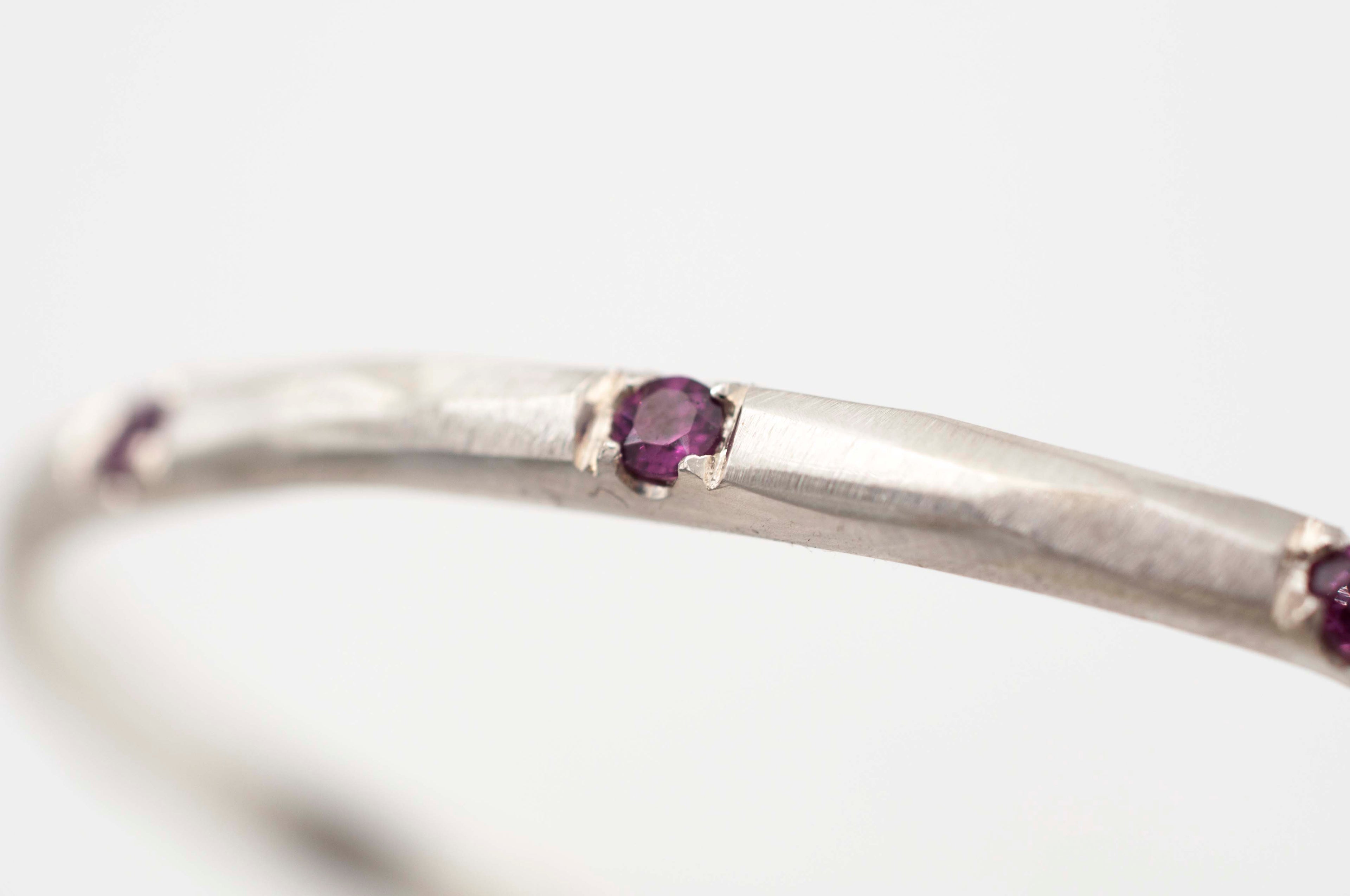 Armspange Geometric Rocks dünn mit Rodolith