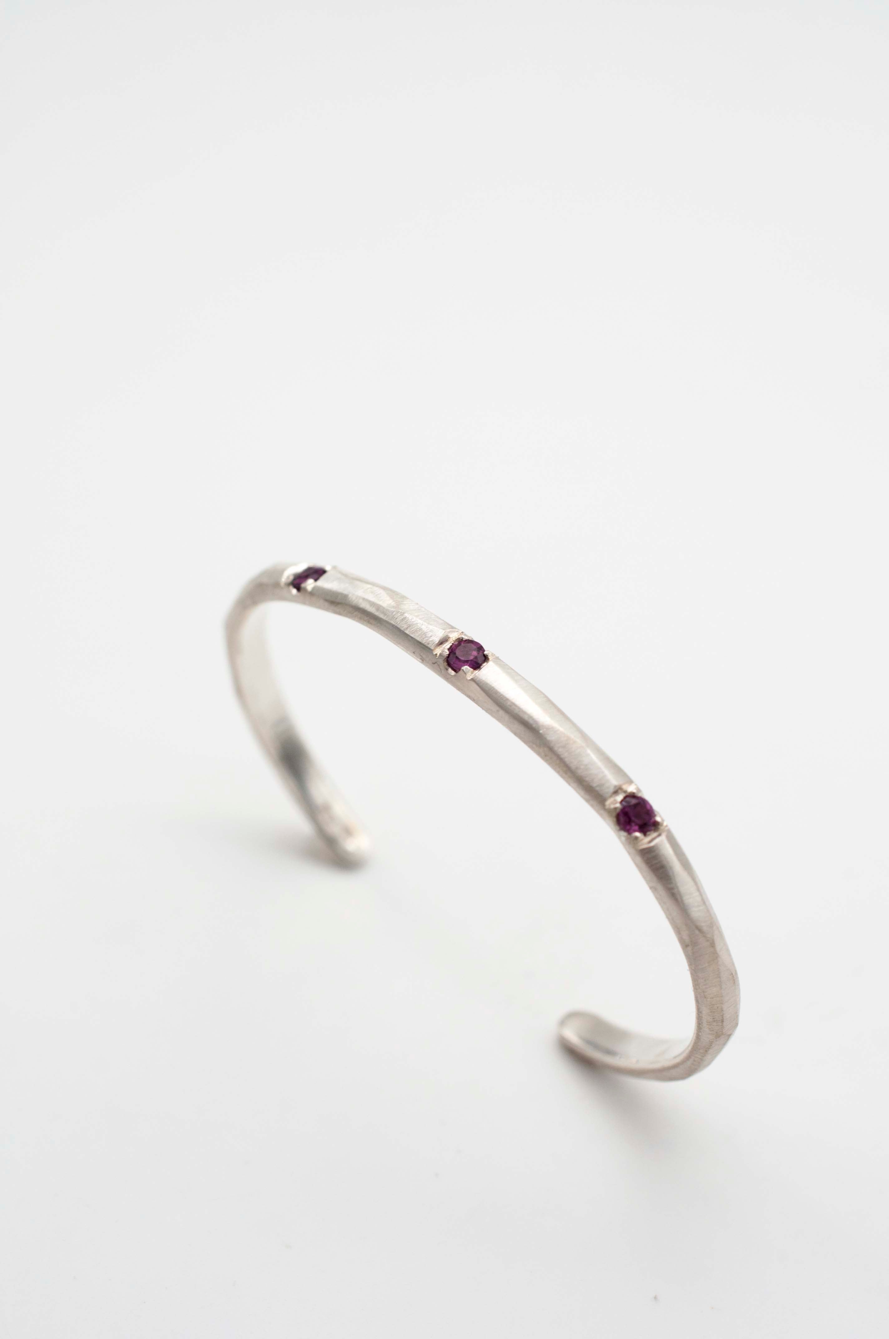 Armspange Geometric Rocks dünn mit Rodolith