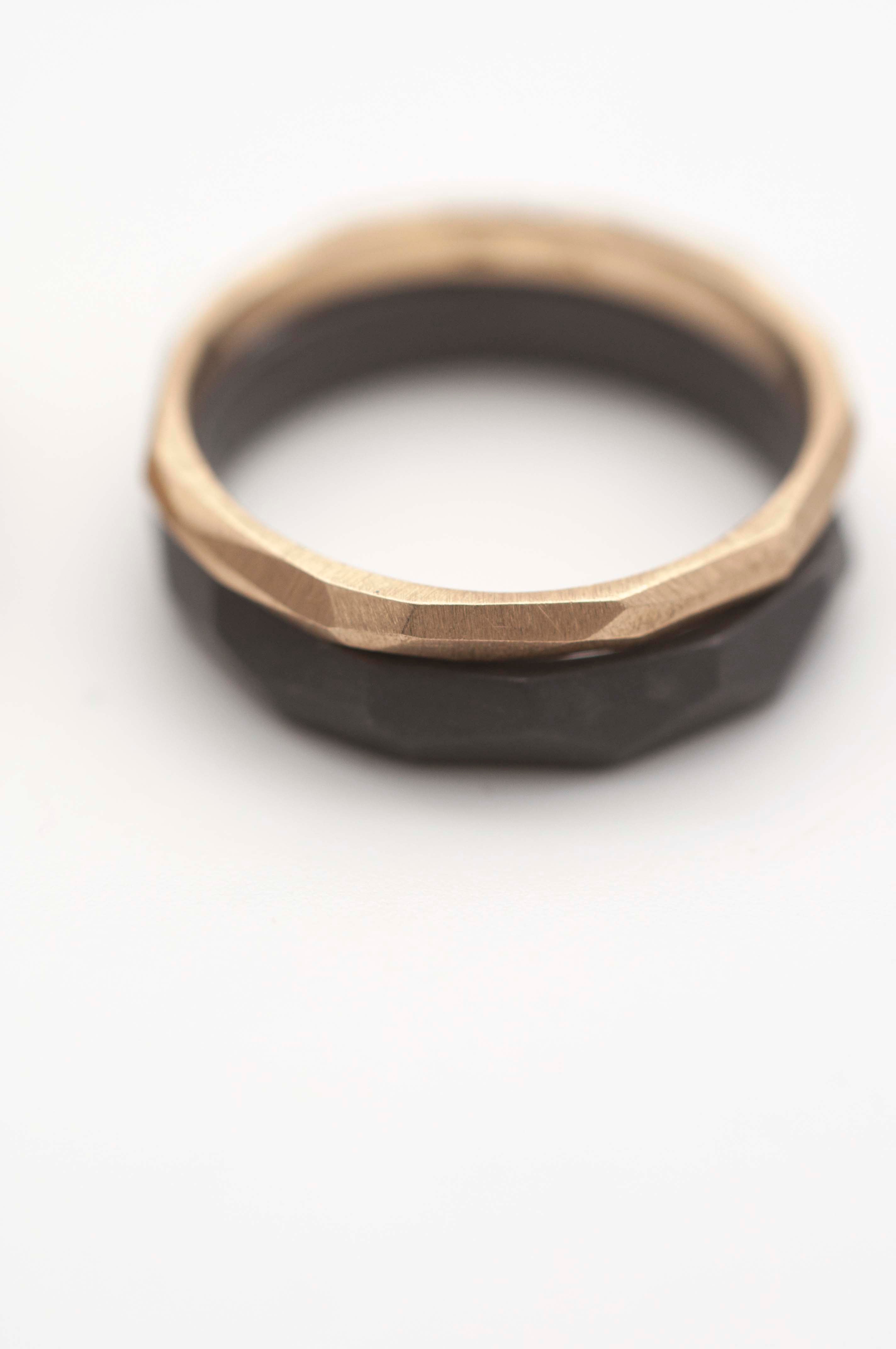 Eheringe - Geometric Rock Stack Tantal und Gold