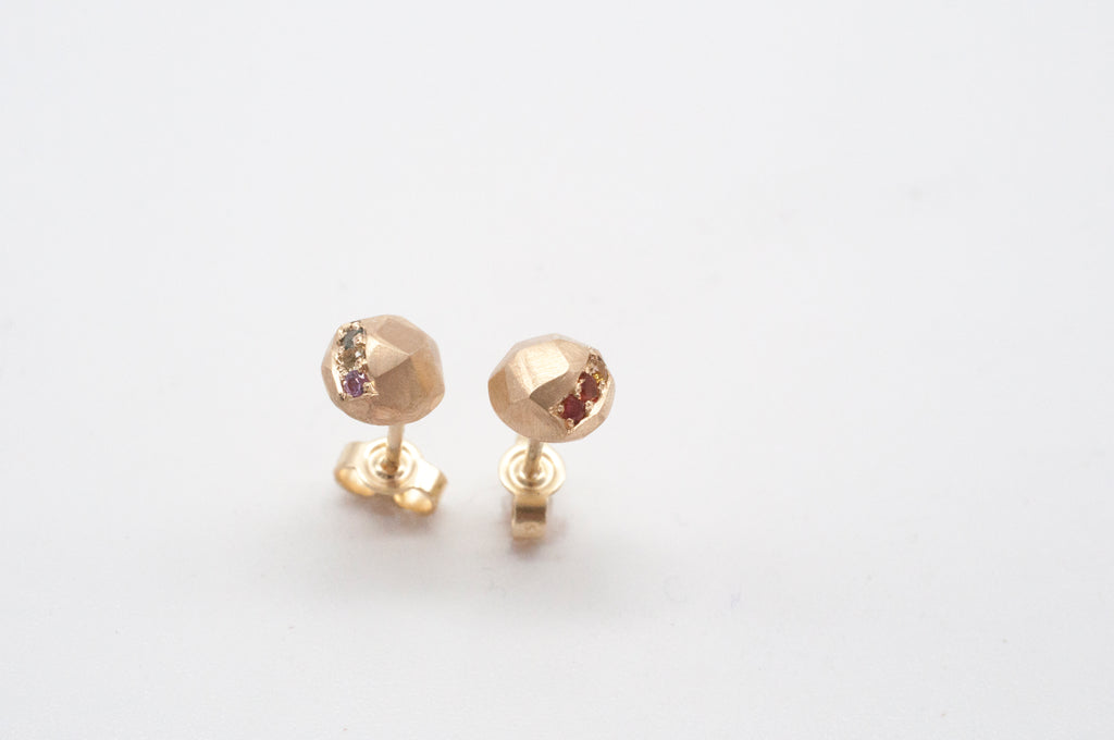 Ohrstecker geometric rock mit Regenbogensaphiren image 2