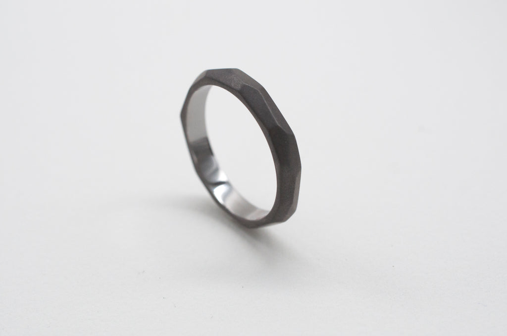 Eheringe Geometric Rock aus recyceltem Gold und Tantal image 2