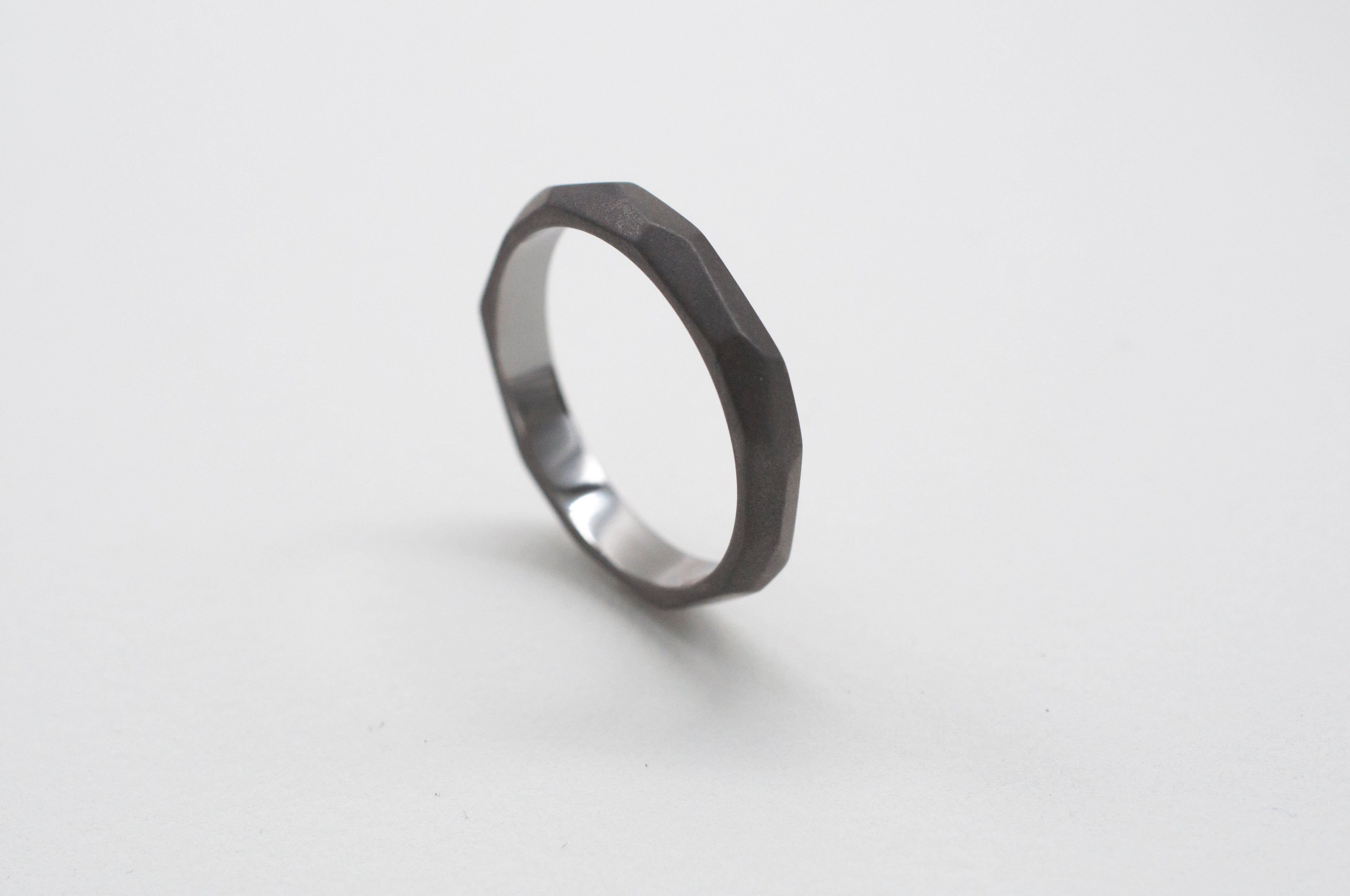 Eheringe Geometric Rock aus recyceltem Gold und Tantal image 2