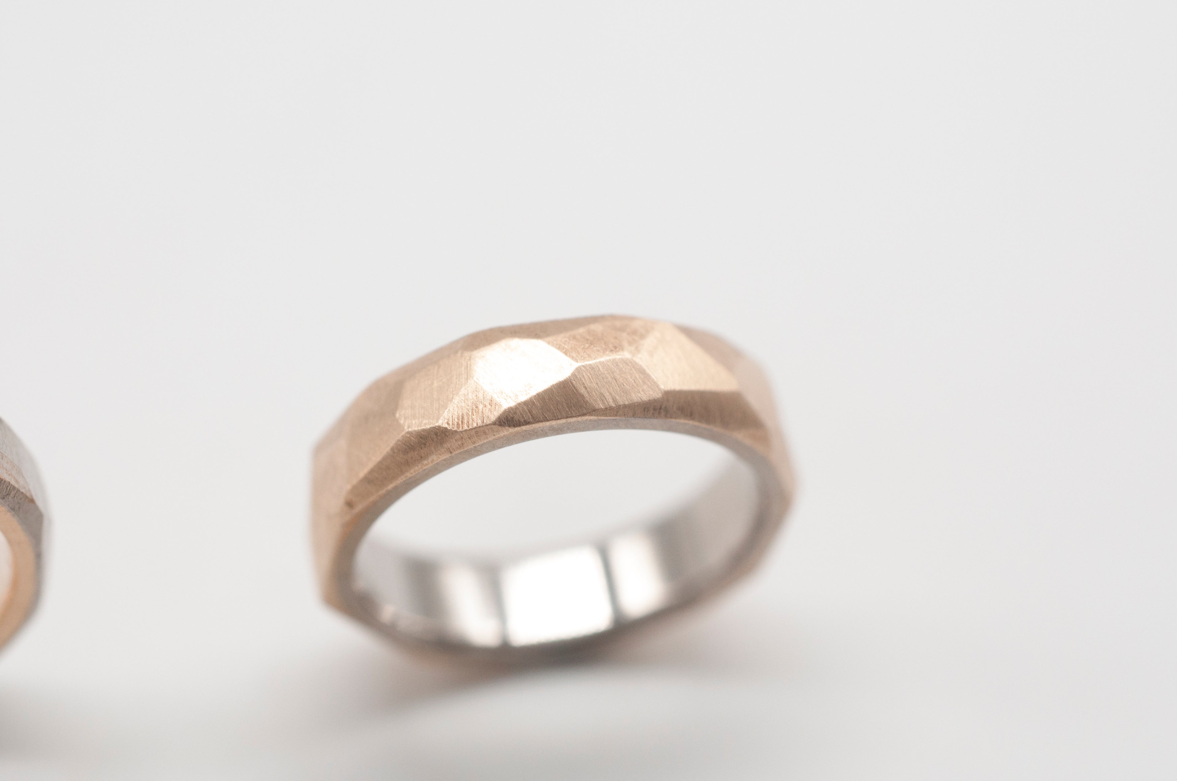 Eheringe - Facette lach zweifärbig aus recyceltem Gold image 1