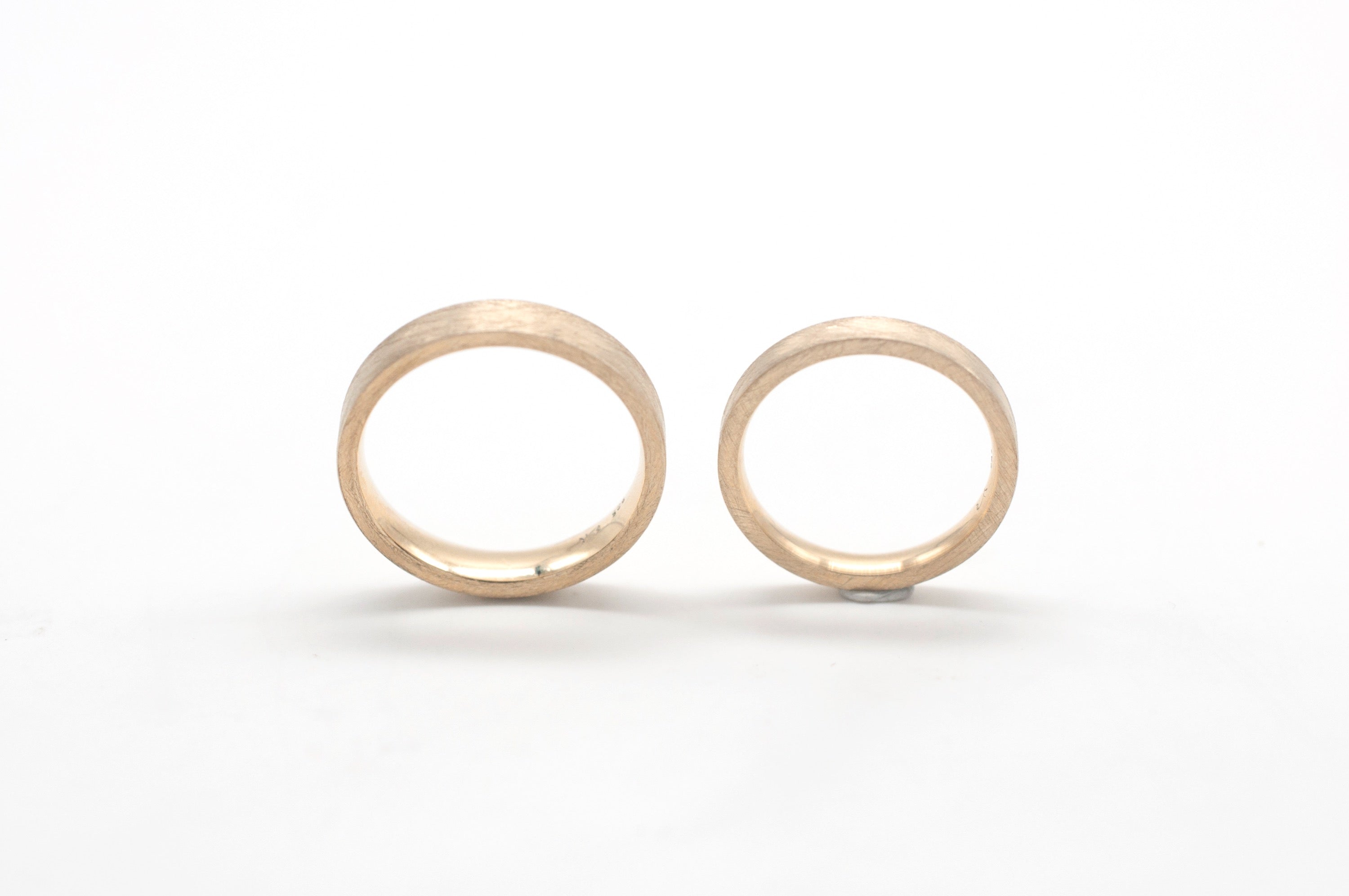 Eheringe - Eismatt flach aus recyceltem Gold image 0